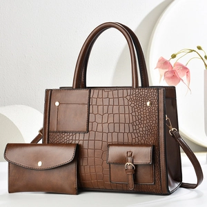 Detail der dunkelbraunen Kroko-Struktur-Einkaufstasche mit Clutch-Set für Damen