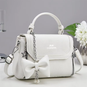 Detailansicht weiße Tasche mit MR CHARMING Logo, Perlenkette und Stern-Reißverschluss