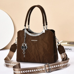 Sac à main marron foncé en cuir plissé avec bandoulière large et tendance