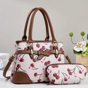 Elegante borsa beige con motivo a ciliegie e cinturini in pelle marrone per donne
