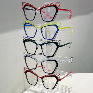 Présentation verticale de cinq lunettes œil-de-chat avec montures ajourées en plusieurs couleurs