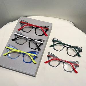 Détail de lunettes œil de chat avec motifs géométriques ajourés en cinq couleurs