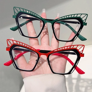 Vue détaillée de lunettes yeux de chat avec monture évidée en bicolore rouge et vert