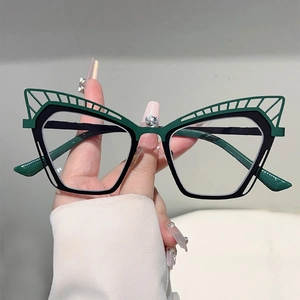 Lunettes œil-de-chat avec monture en métal évidé vert et strass en forme de cœur
