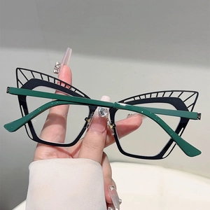 Détail de lunettes œil-de-chat avec monture noire et fil métallique décoratif