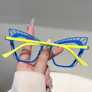 Détail de monture œil de chat bleue avec branches jaunes et motifs grillagés ajourés