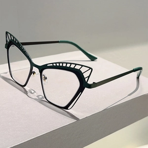Détail latéral des lunettes œil-de-chat avec motif ajouré artistique sur la monture