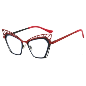 Lunettes œil de chat avec monture découpée rouge et noire et verres anti-lumière bleue