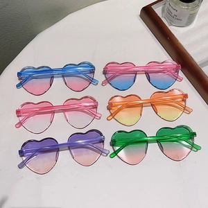 Six paires de lunettes de soleil sans monture en forme de cœur pour enfants en tons pastel