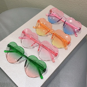 Lot de quatre lunettes de soleil sans monture en forme de cœur aux couleurs acidulées