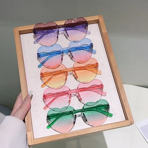 Cinq paires de lunettes de soleil cœur sans monture pour enfants aux dégradés vifs