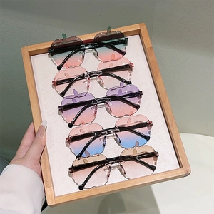 Simpatici occhiali da sole a forma di mela senza montatura per bambini con lenti colorate