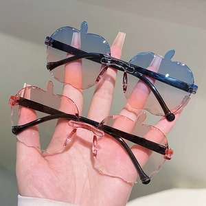 Simpatici occhiali da sole per bambini a forma di mela con lenti sfumate alla moda