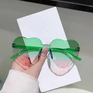 Détail des lunettes de soleil cœur sans monture avec verres dégradés vert et rose