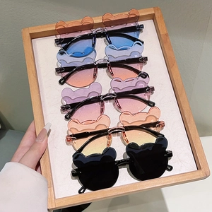Lunettes de soleil ours pour enfants en cinq couleurs gelée sur plateau bois