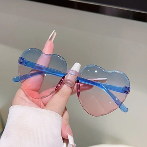 Détail des lunettes de soleil sans monture en forme de cœur avec verres dégradés