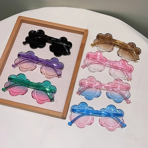 Vue détaillée de lunettes de soleil fleurs pour enfants en sept couleurs vives pour l'été