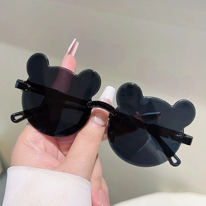 Gros plan de lunettes de soleil enfant avec oreilles d'ours et verres noirs protecteurs