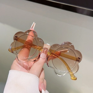 Détail de lunettes de soleil fleurs pour enfants avec monture en résine ambre transparente
