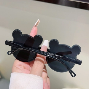 Détail de lunettes de soleil noires pour enfants avec oreilles d'ours et verres ronds