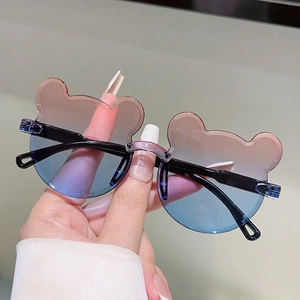 Détail de verres dégradés en forme d'ours mignon avec design sans monture pour enfants