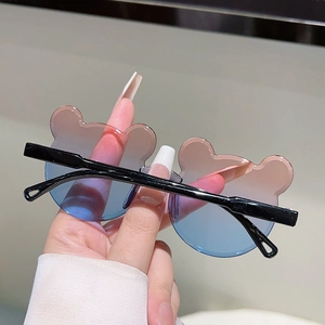 Vue détaillée des lunettes de soleil ours pour enfants avec verres dégradés rose et bleu