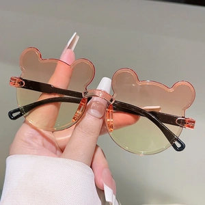 Détail des lunettes de soleil ours pour enfants avec verres dégradés orange