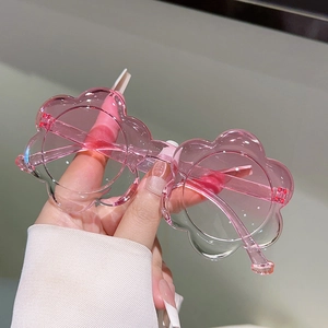 Gros plan de lunettes de soleil fleurs roses transparentes avec détails de pétales