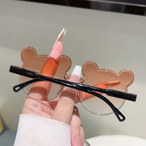 Détail de lunettes de soleil pour enfants avec oreilles d'ours et verres dégradés