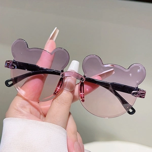 Vue détaillée des lunettes de soleil ours pour enfants avec verres dégradés roses