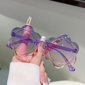 Lunettes de soleil enfant en forme de fleur avec verres dégradés rose et violet