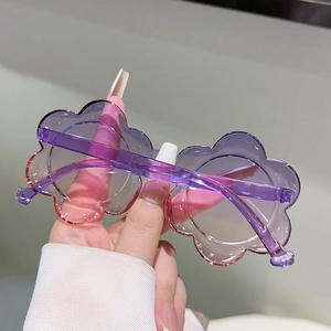 Détail de lunettes de soleil fleurs pour enfants avec verres dégradés et monture résine