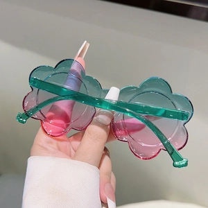 Détail de la monture en fleur et verres dégradés du vert au rose pour lunettes enfant