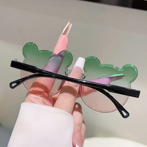 Détail de lunettes de soleil ours sans monture pour enfants avec verres dégradés