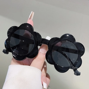Gros plan sur les montures noires en forme de fleur de ces lunettes pour enfants