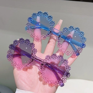 Detail of blue and purple gradient daisy flower sunglasses for kids summer party