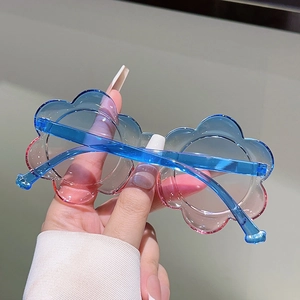 Détail des lunettes de soleil fleurs pour enfants avec verres dégradés bleu et rose