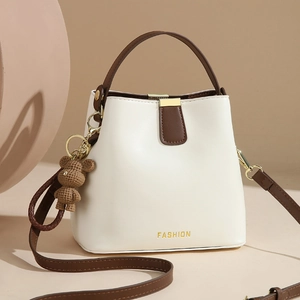 Sac seau chic crème et marron avec breloque ours et bandoulière réglable amovible
