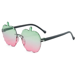 Simpatici occhiali da sole per bambini a forma di mela con lenti sfumate verde-rosa