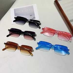 Détail de cinq lunettes de soleil sans monture à coupe diamant et verres dégradés