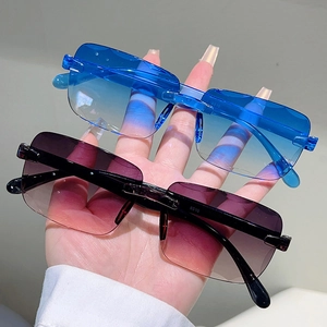 Gros plan sur des lunettes de soleil rectangulaires sans monture à dégradé bleu et violet