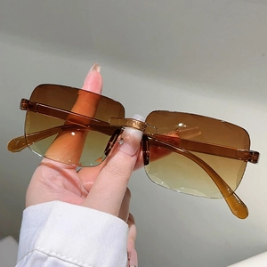 Gros plan sur lunettes de soleil carrées sans monture avec verres dégradés marron chic
