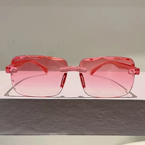 Lunettes de soleil roses sans monture avec verres dégradés et bords taillés en diamant