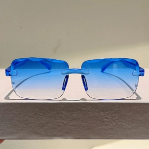 Détail de lunettes de soleil sans monture avec verres dégradés violets et bords taillés