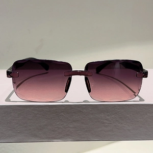 Détail de lunettes de soleil sans monture avec verres dégradés violets et bords coupés
