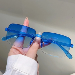 Lunettes de soleil rectangulaires sans monture avec verres dégradés bleus et monture bleue