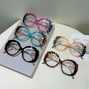 Irregular leopard print anti-blue light glasses with heart-detailed metal temples