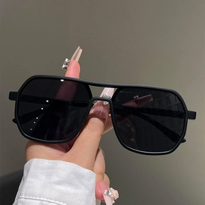 Close-up of matte black double-bridge square pilot sunglasses for men's outdoor driving