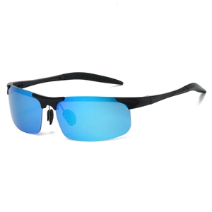 Detail van blauwe spiegelglazen en matzwart frame op sportieve fietszonnebril