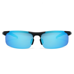 Detail van een sportzonnebril met halfrandmontuur, aerodynamisch frame en blauwe spiegelglazen